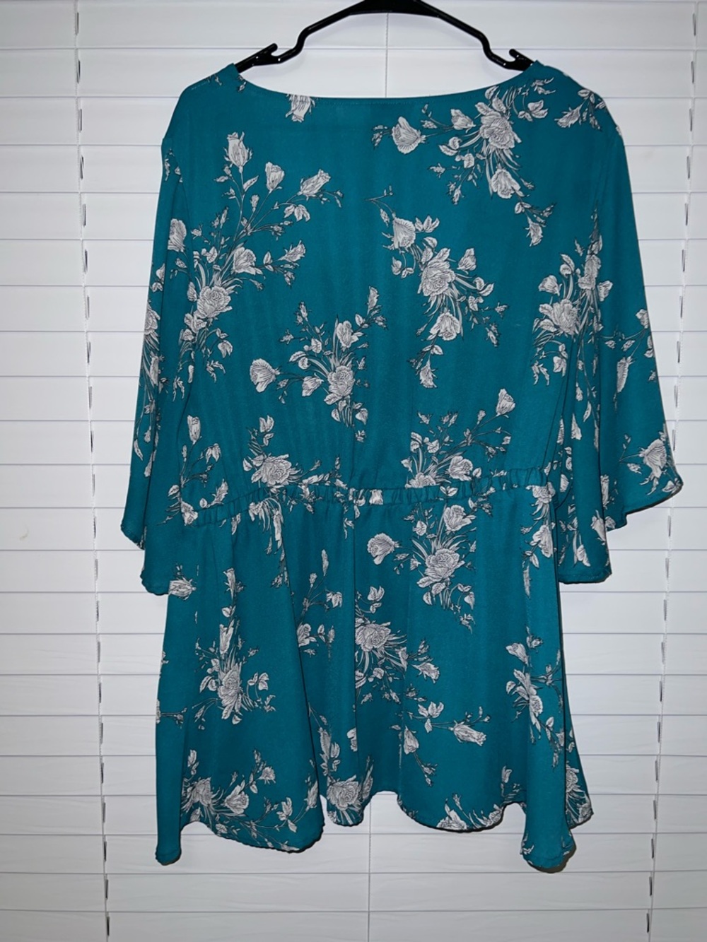 Torrid Teal Floral Surplice Flutter Sleeve Blouse - Size 2 - Picture 6 of 6